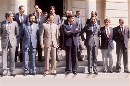 5/07/1985. 10 Second Legislature (2). Cabinet from July 1985 to July 1986. Group photo before first Council of Ministers at Moncloa Palace.